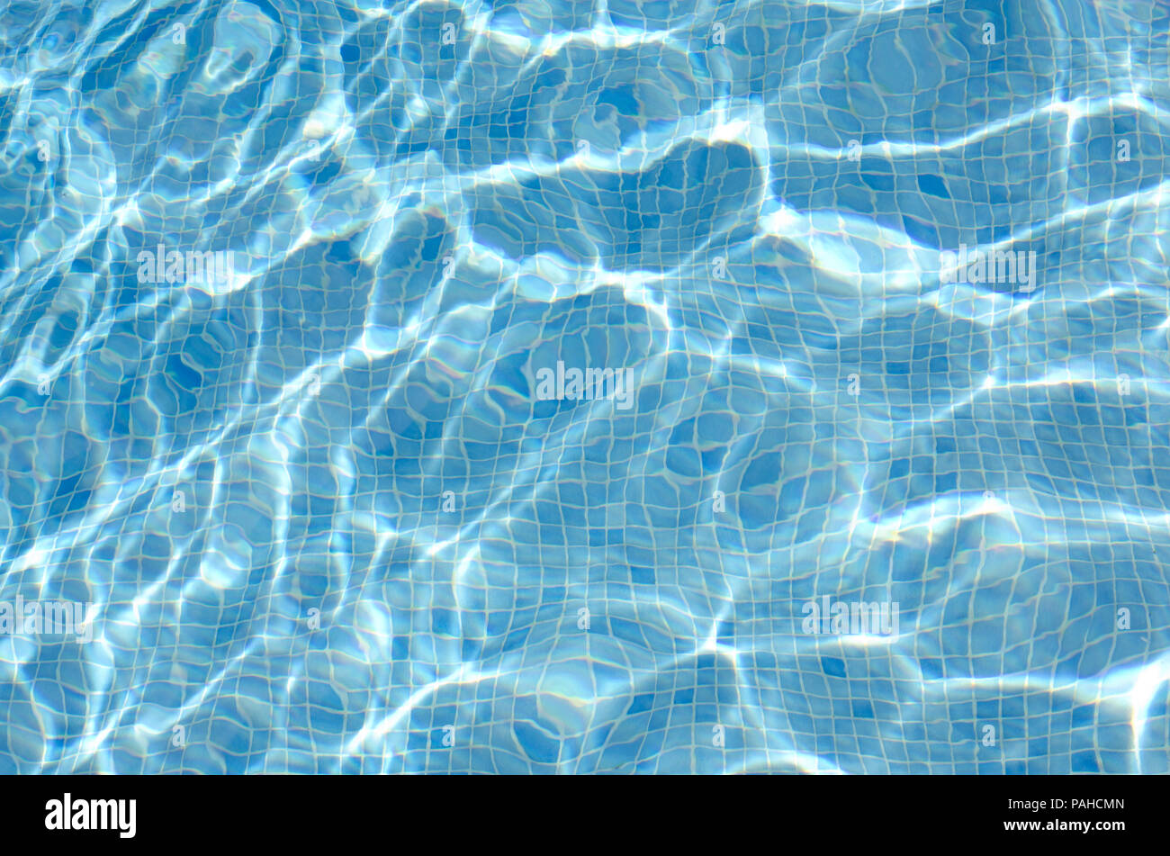 Sullo Sfondo Di Una Piscina Di Acqua Che Mostra Le Tessere Blu Al Di Sotto Foto Stock Alamy