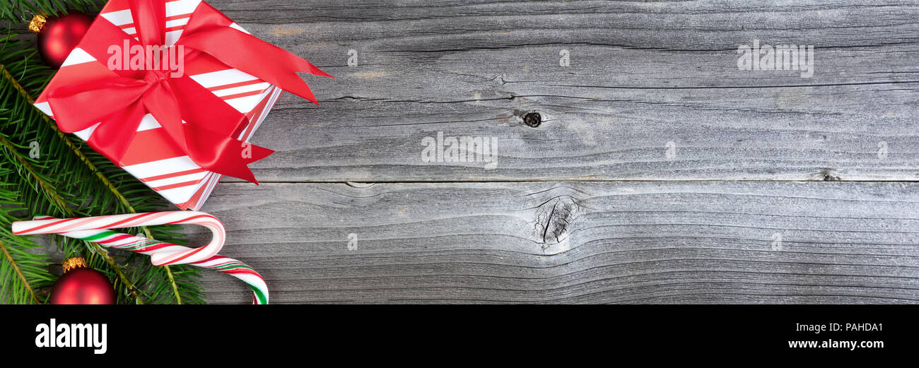 Vista aerea di un natale giftbox con abete rami sul legno invecchiato per il concetto di vacanza Foto Stock