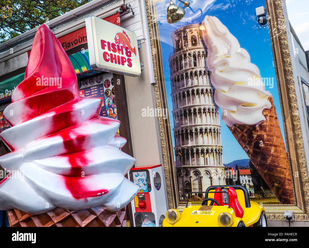 Negozio di souvenir in Windsor Berkshire REGNO UNITO utilizzando una varietà di "nuovi" business opportunità promozionali e visualizza, per soddisfare una vasta gamma di possibilità di vendita al dettaglio e di attirare i clienti Foto Stock