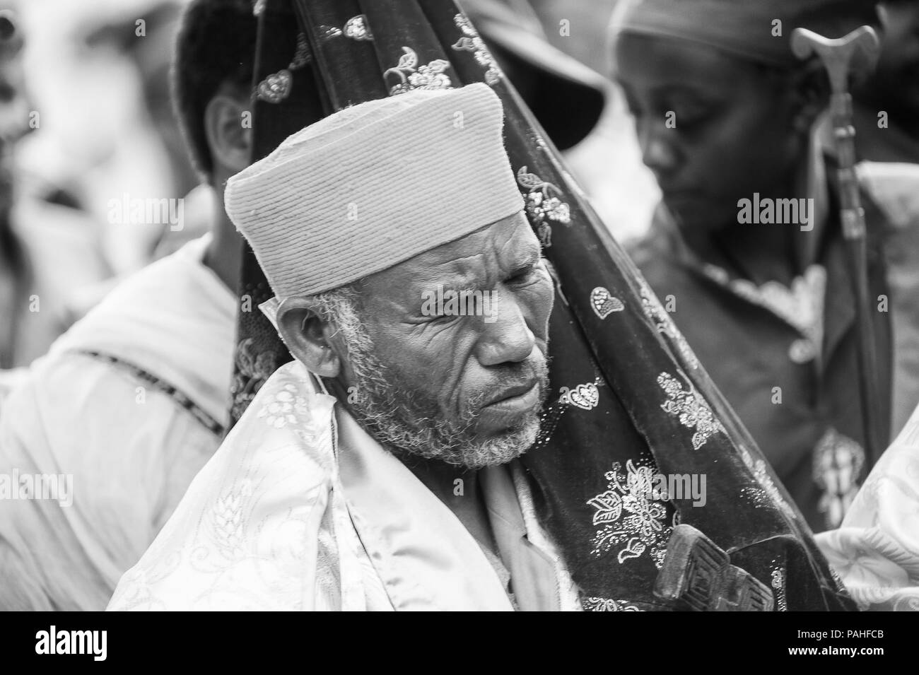 LALIBELA, Etiopia - Sep 27, 2011: Non identificato spettatore etiope del festival locale Meskel in Ehtiopia, Sep 27, 2011. Meskel commemora il fi Foto Stock