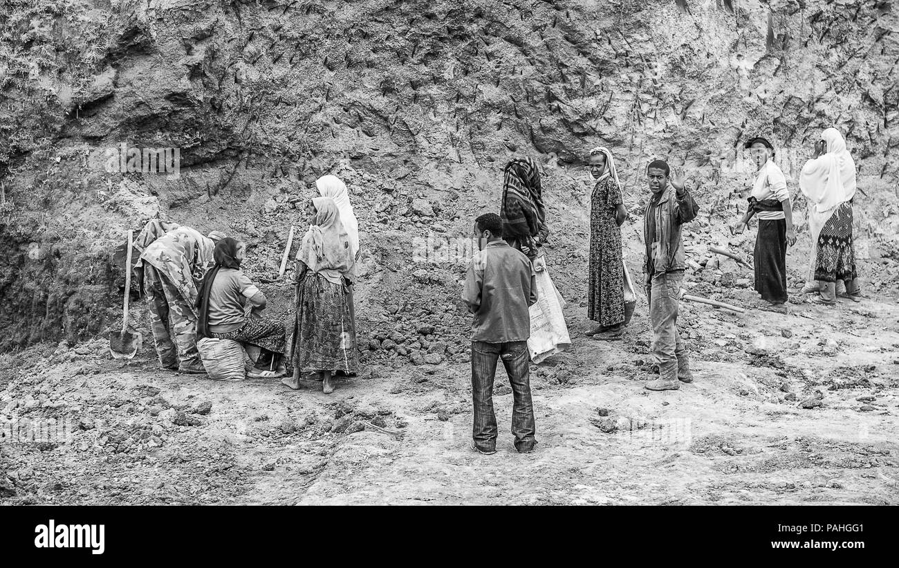 OMO, Etiopia - 21 settembre 2011: Unidentified popolo etiope lavoro. Persone in Etiopia soffrono di povertà a causa della situazione instabile Foto Stock