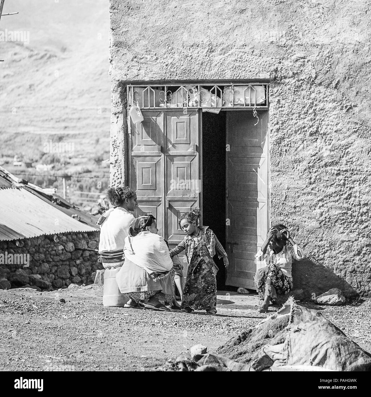 OMO, Etiopia - 21 settembre 2011: Unidentified donna etiope e i bambini. Persone in Etiopia soffrono di povertà a causa della situazione instabile Foto Stock