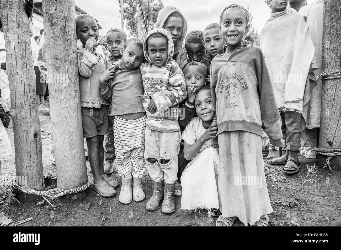 OMO, Etiopia - 21 settembre 2011: Unidentified bambini etiopi in strada. Persone in Etiopia soffrono di povertà a causa della situazione instabile Foto Stock