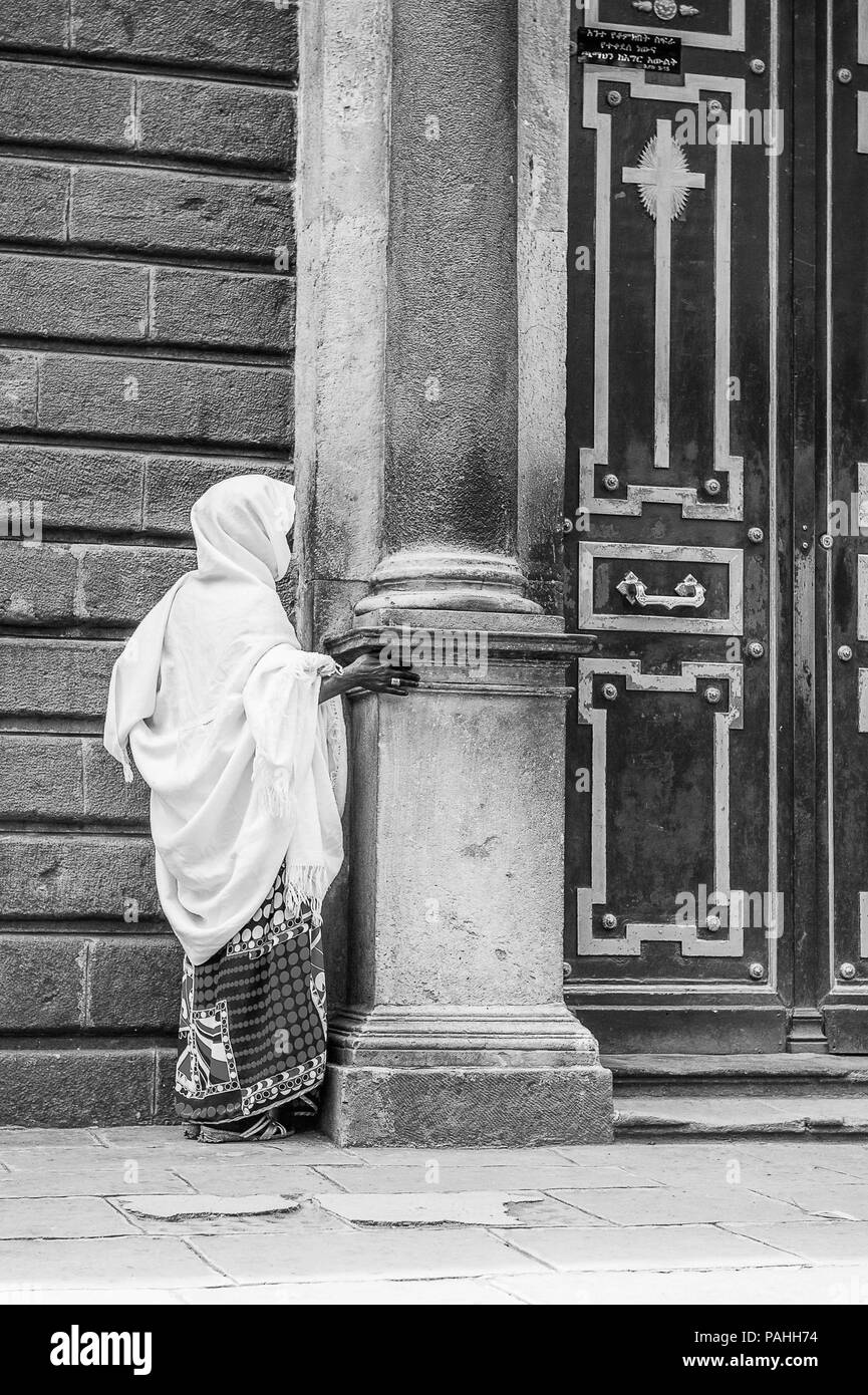 OMO, Etiopia - 21 settembre 2011: Unidentified donna etiope in un tessuto bianco. Persone in Etiopia soffrono di povertà a causa della situazione instabile Foto Stock