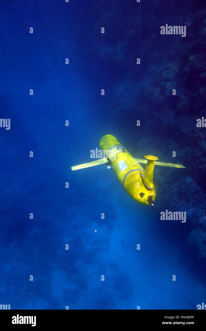 Oceano Slocum glider (autonomo sottomarino strumento oceanografiche) passando il bordo della scogliera, della Grande Barriera Corallina, Queensland, Australia. N. PR Foto Stock