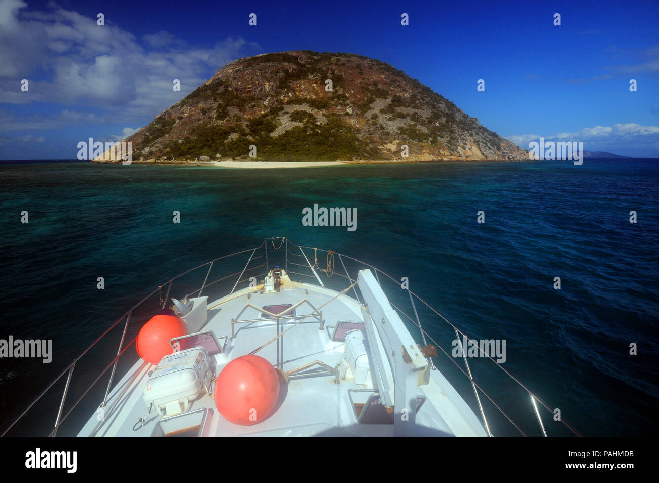 Prua della barca arrivando a nord in direzione isola, della Grande Barriera Corallina, Queensland, Australia. N. PR Foto Stock