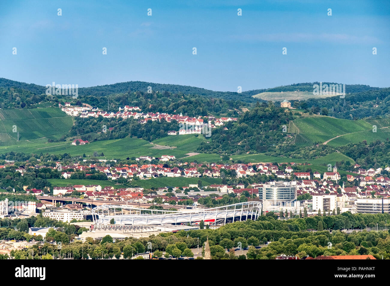 Stoccarda, Germania - Luglio 10, 2018: vista su Stoccarda da Killesberg torre con la Mercedes Benz Stadium nel centro Foto Stock