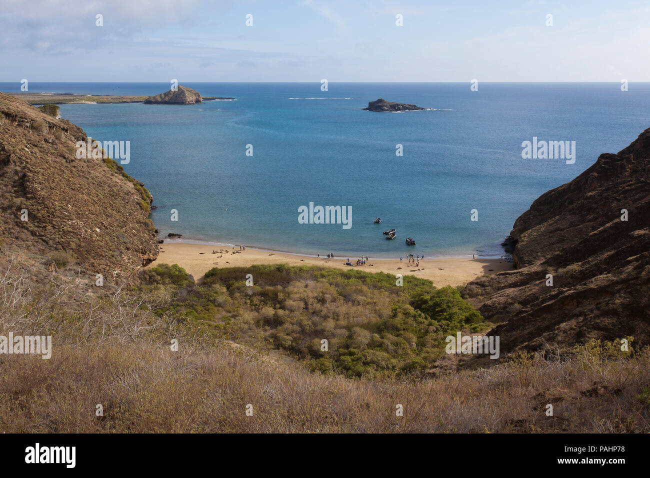 I turisti sulla spiaggia di San Cristobal Island, Isole Galapagos Foto Stock