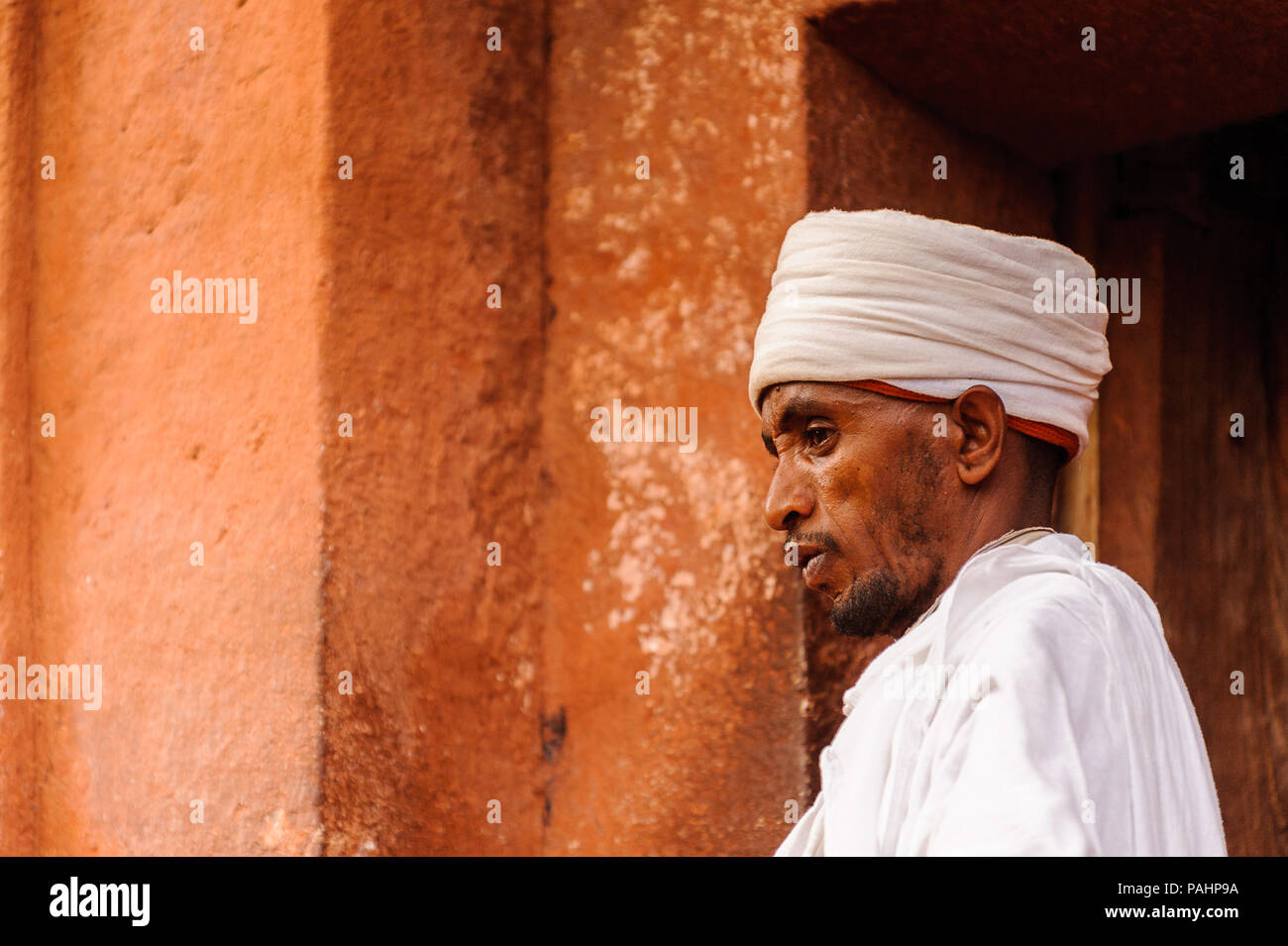 LALIBELA, Etiopia - Settembre 27, 2011: etiope non identificato uomo religioso nei pressi della chiesa di Lalibela tagliare la roccia. Persone in Etiopia soffrono di Foto Stock