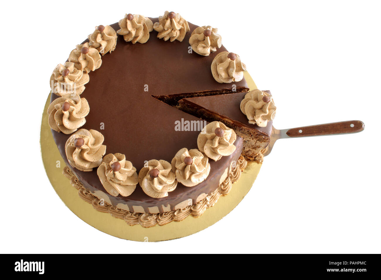 Torta di cioccolato isolato su sfondo bianco Foto Stock