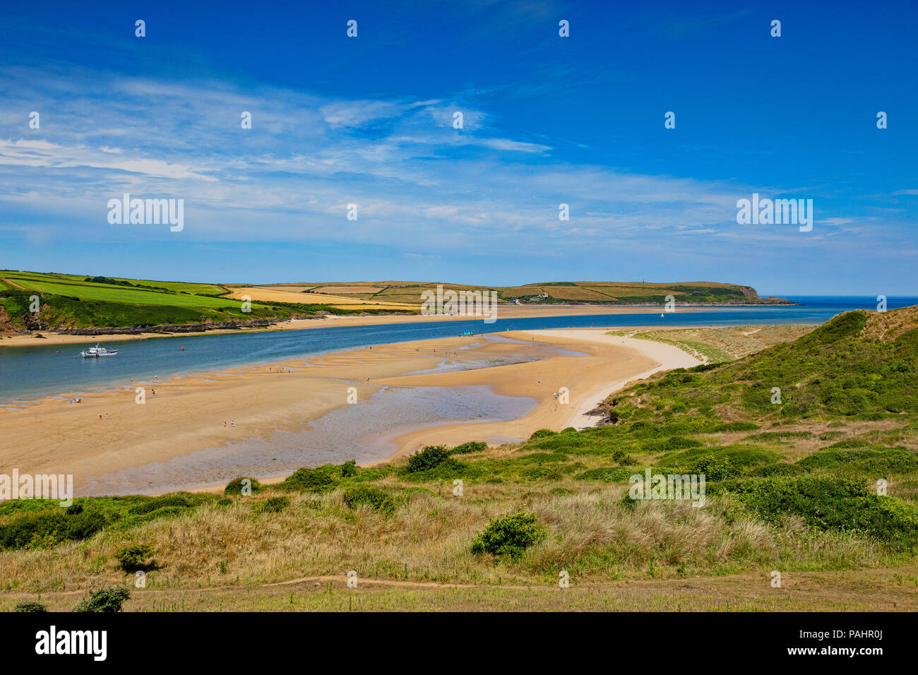 La spiaggia di roccia e il cammello estuario, Cornwall, Regno Unito' durante la canicola estiva. Foto Stock