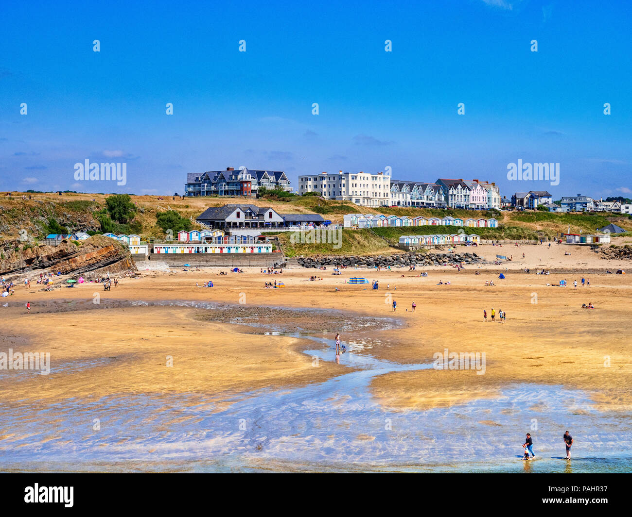 6 Luglio 2018: Bude, Cornwall, Regno Unito - la spiaggia durante la canicola estiva. Foto Stock