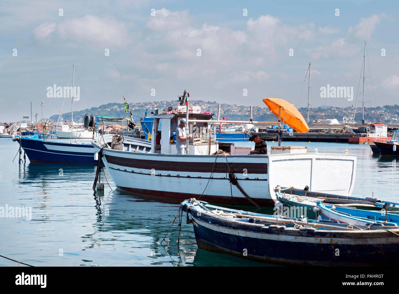 PROCIDA MAGGIO 2013 - barca da pesca su Procida il porto. Marina Corricella, Isola di Procida, 11 maggio 2013 Baia di Napoli, campania, Italy Foto Stock
