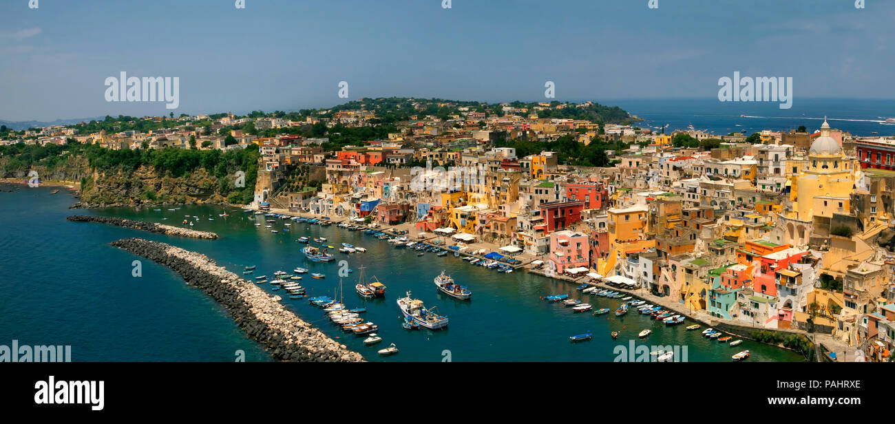 Corricella - Procida, bella isola nel mare Mediterraneo, Napoli - Italia Foto Stock