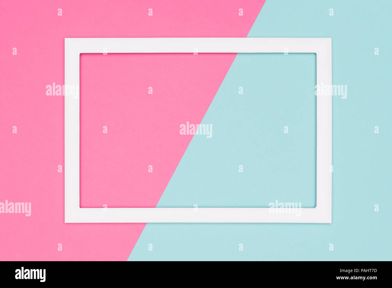 Geometrica astratta pastello blu e rosa carta colorata piatte sfondo laici. Il minimalismo modello vuoto con cornice immagine mock up. Foto Stock