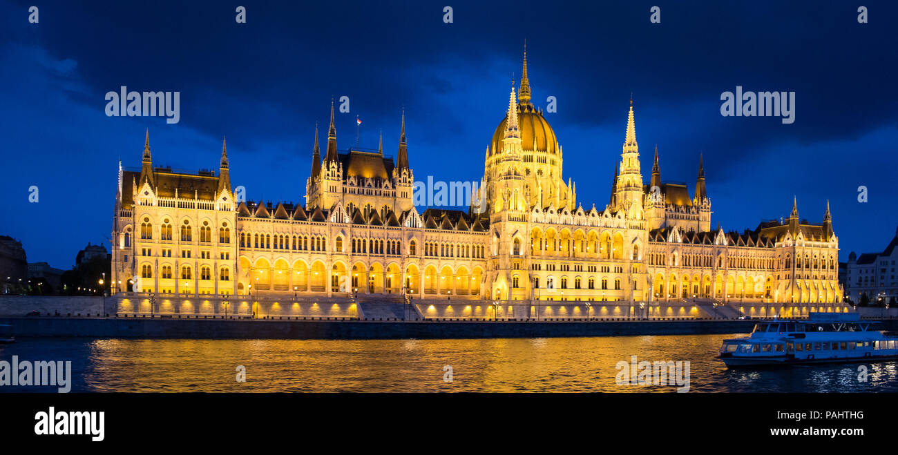 Il Parlamento ungherese edificio, noto anche come il Parlamento di Budapest.Uno dei più antichi d'Europa edifici legislativo, un notevole punto di riferimento di Hungar Foto Stock