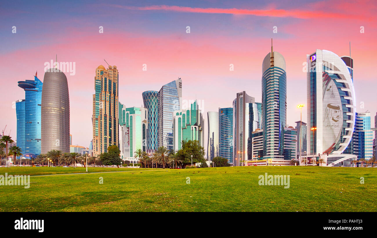 Lo skyline di Doha, Qatar prima del tramonto Foto Stock
