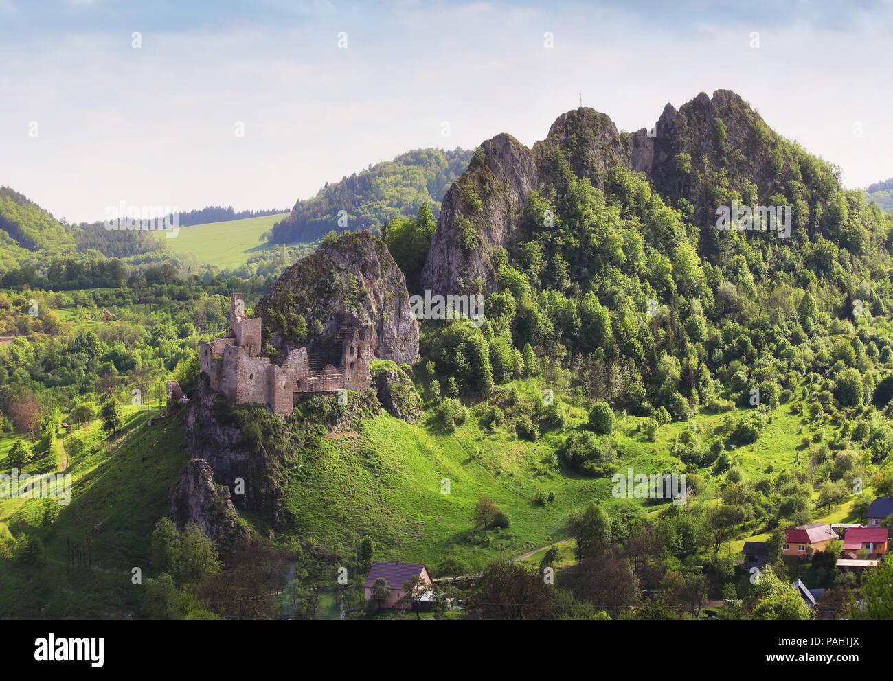 La Slovacchia primavera nei pressi di rovine di Lednica Foto Stock