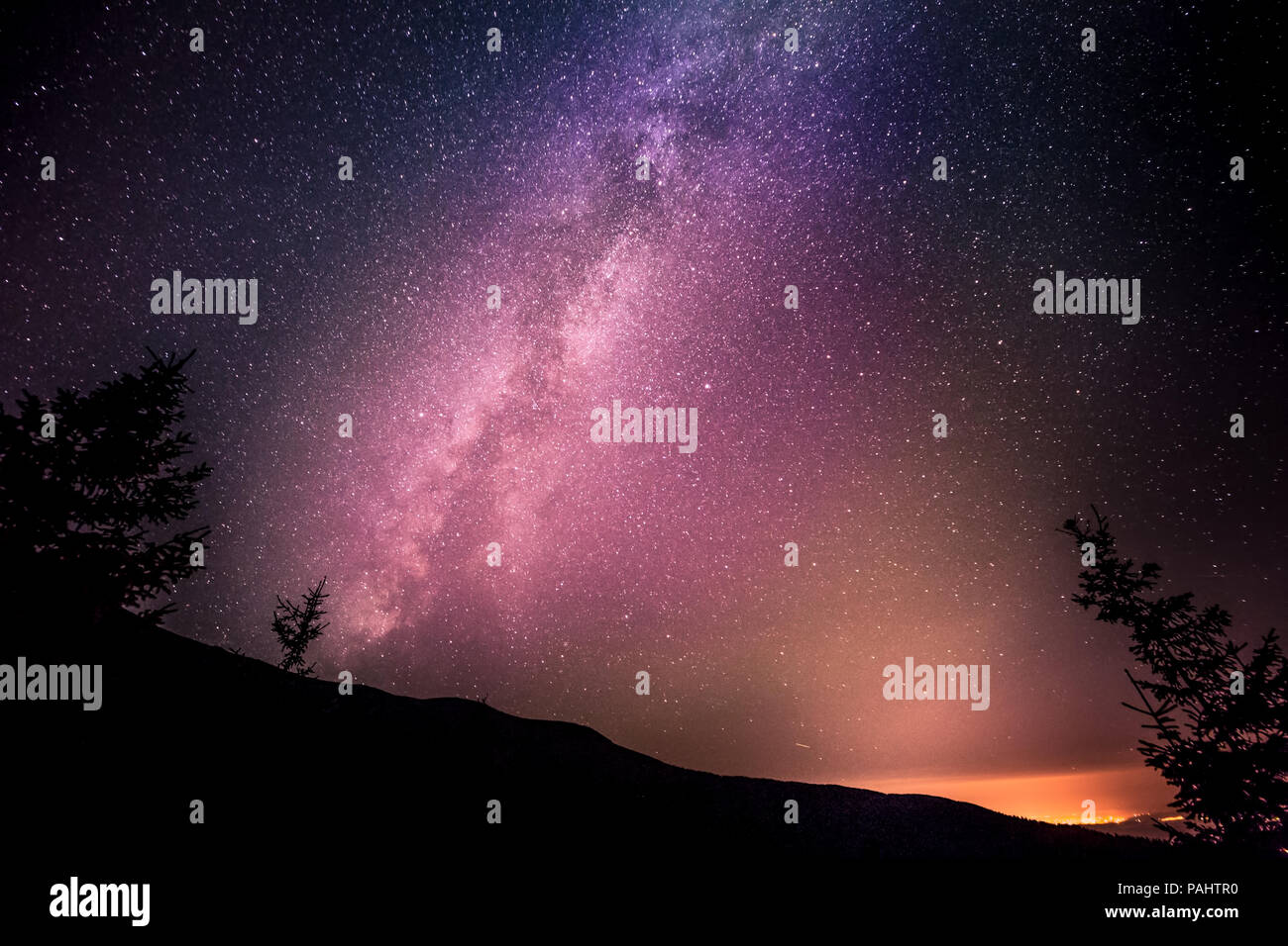 Via Lattea dalla sommità delle montagne dei Carpazi vicino a Sibiu, Romania. Foto Stock