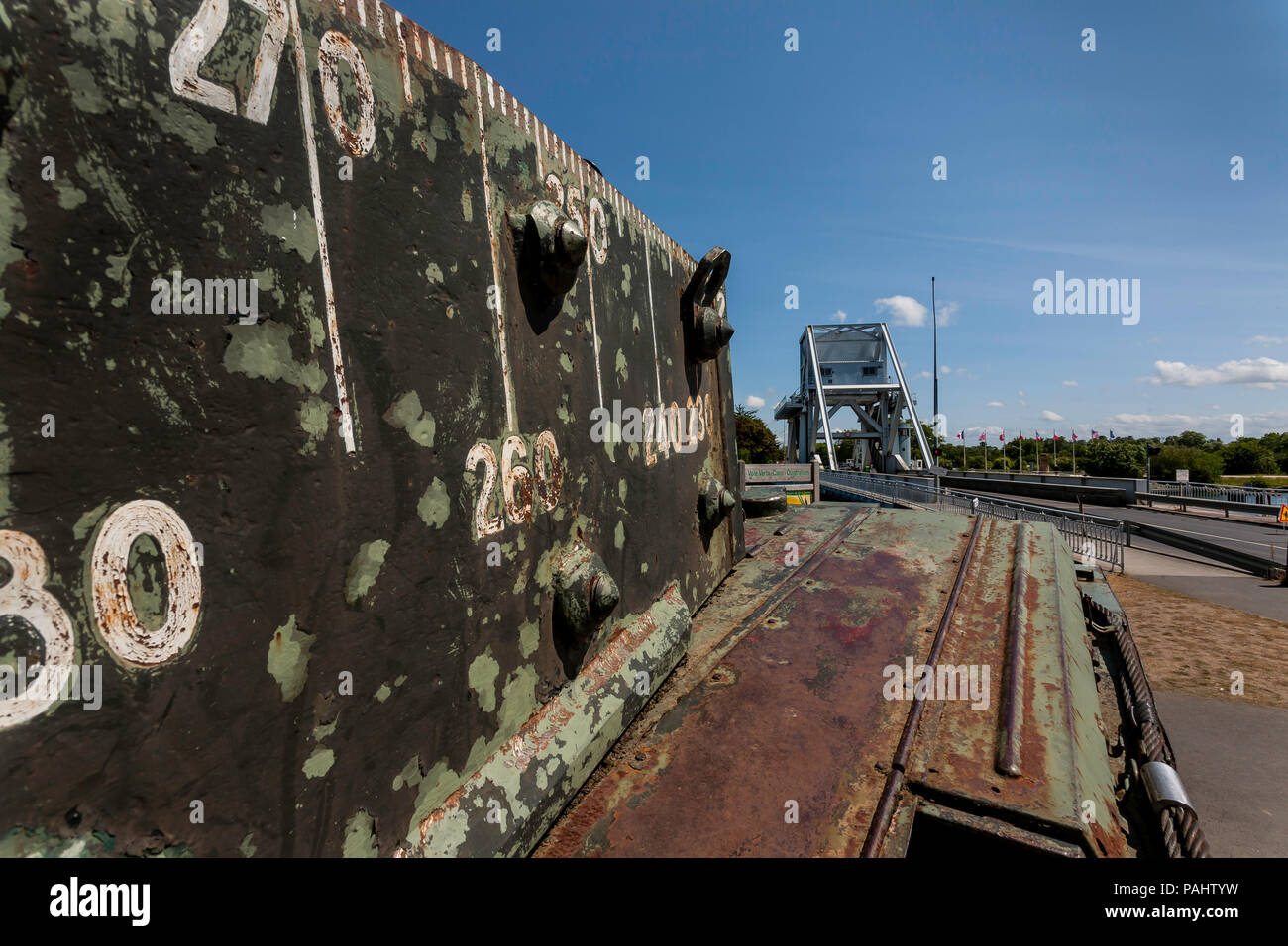 Resti di un serbatoio a ponte Pegasus Benoville Normandia Francia Foto Stock