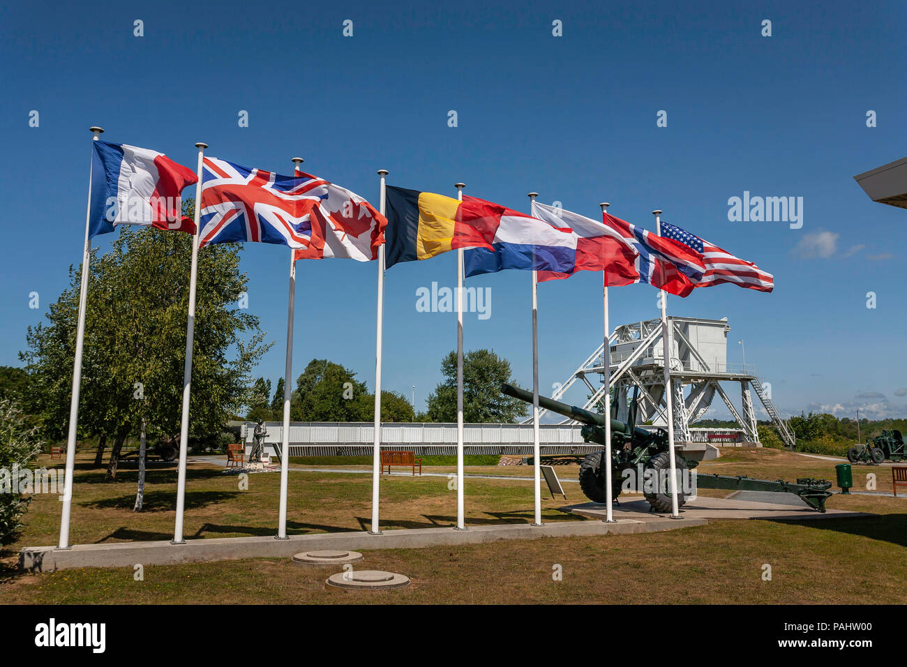 Europei e bandierine americane al Pegasus Memorial Museum Benoville Normandia Francia Foto Stock