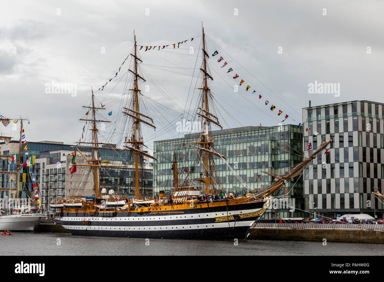 I tre italiani master tall ship Amerigo Vespucci ormeggiata nei Docklands di Dublino Foto Stock
