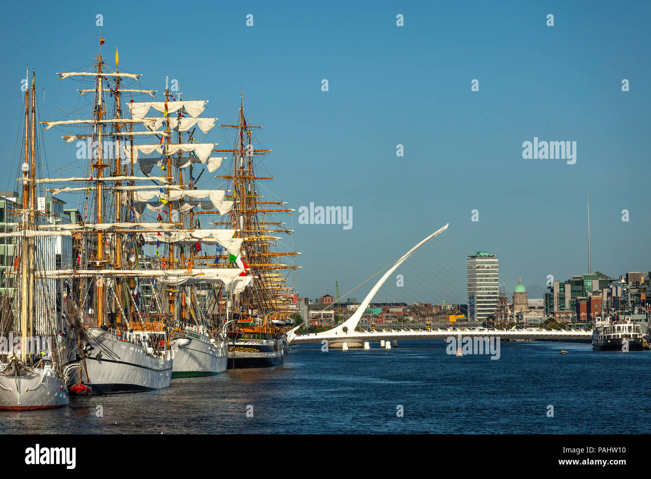 Tall Ships ormeggiato sul fiume Liffey nei Docklands di Dublino con Samuel Beckett bridge Foto Stock