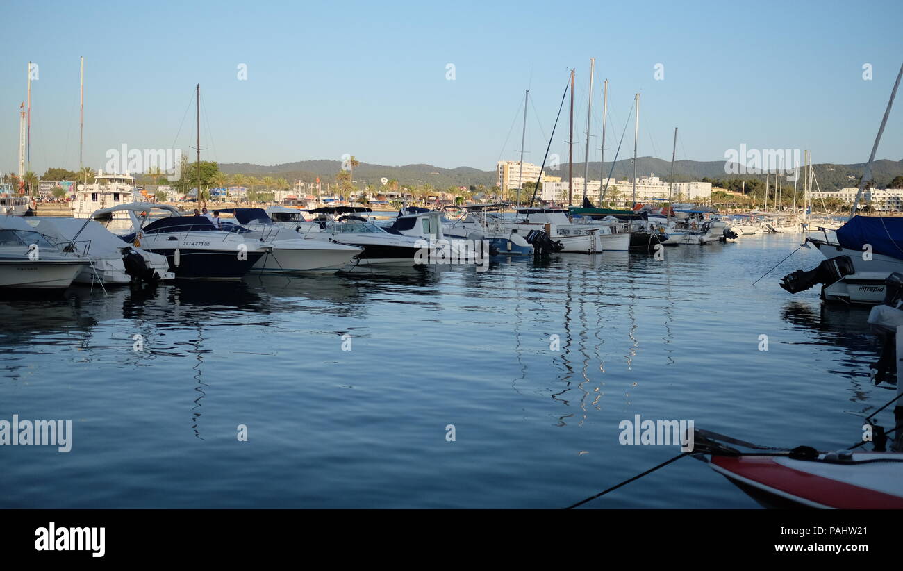 Tramonto sul mare di barche Foto Stock