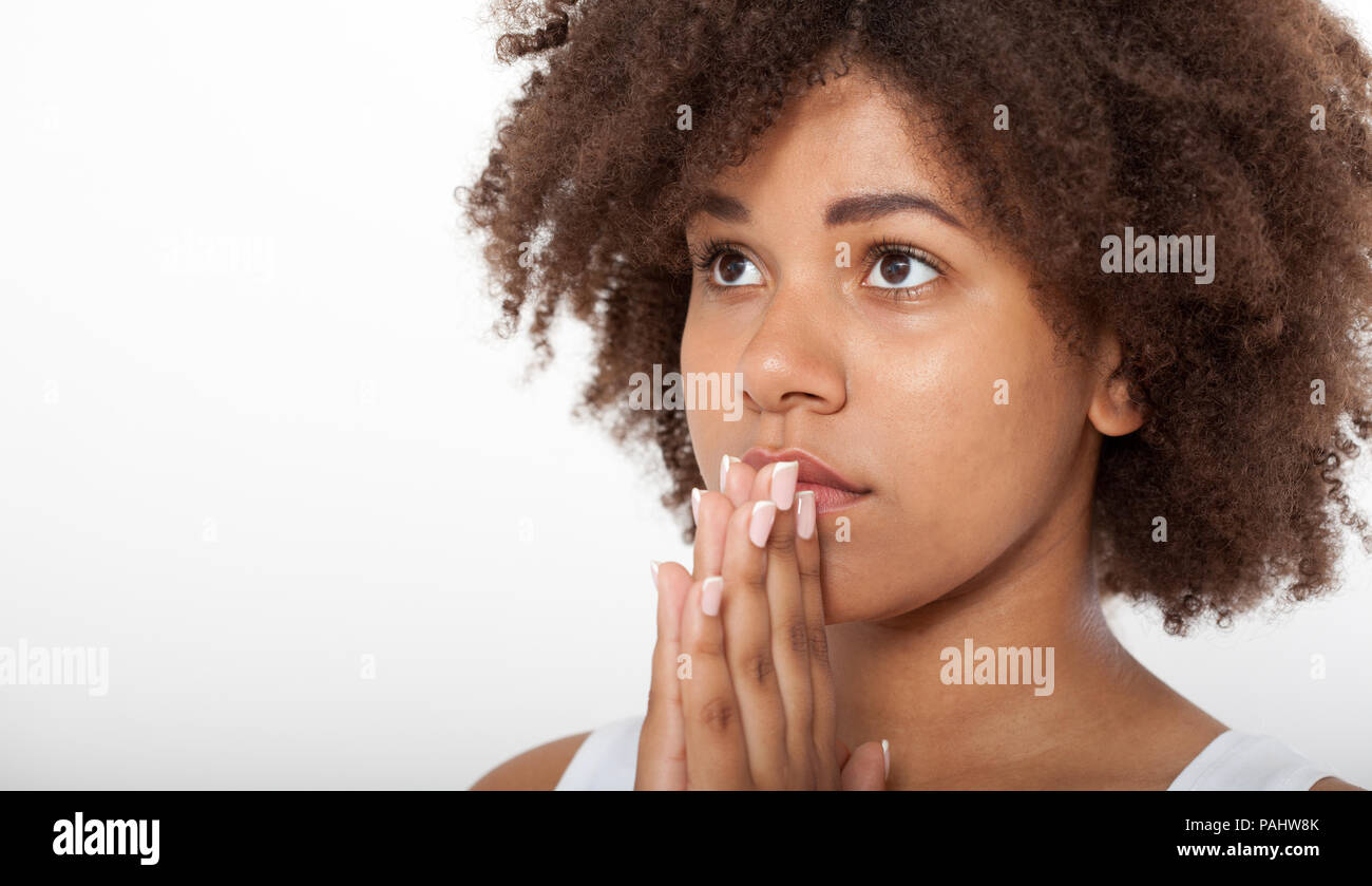 Ritratto nero bella donna orante, ragazza giovane con le mani insieme, closeup espressione. La religione e la fede credono concetto banner Foto Stock