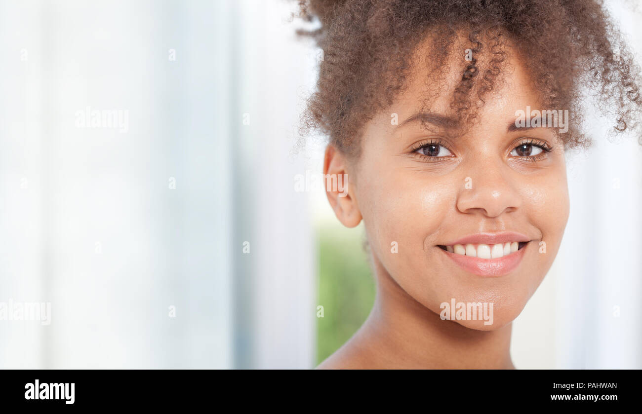 Ragazza africana adolescente ritratto di closeup faccia Foto Stock