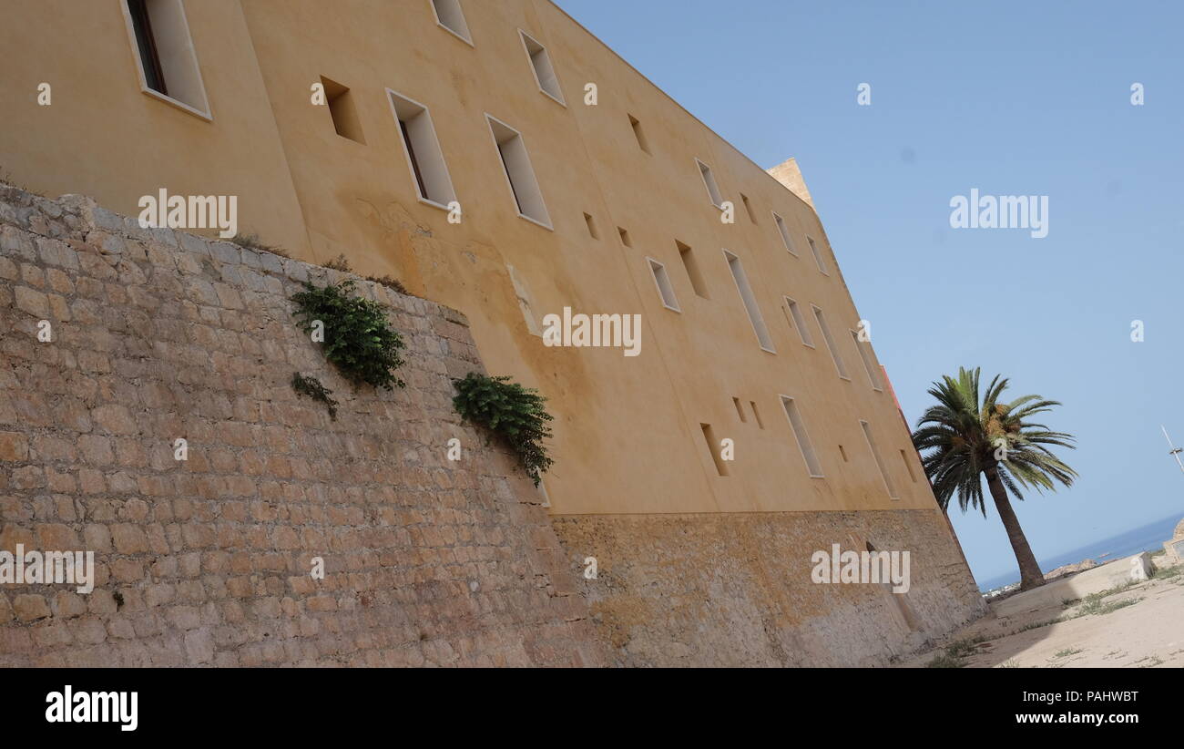 Architettura spagnola sround le montagne Foto Stock