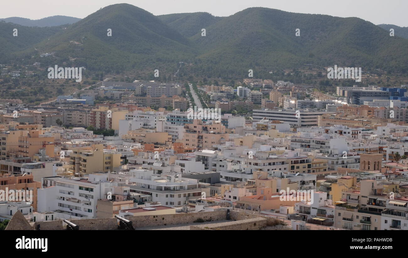 Architettura spagnola sround le montagne Foto Stock