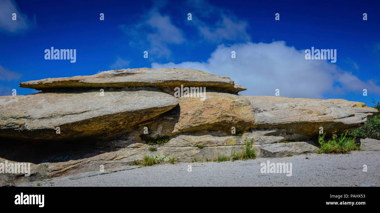 Grandi e unusally appiattita massi di granito di sedersi al punto di Ventoso vista su Mt. Lemmon nella Foresta Nazionale di Coronado vicino a Tucson, AZ, Stati Uniti d'America Foto Stock