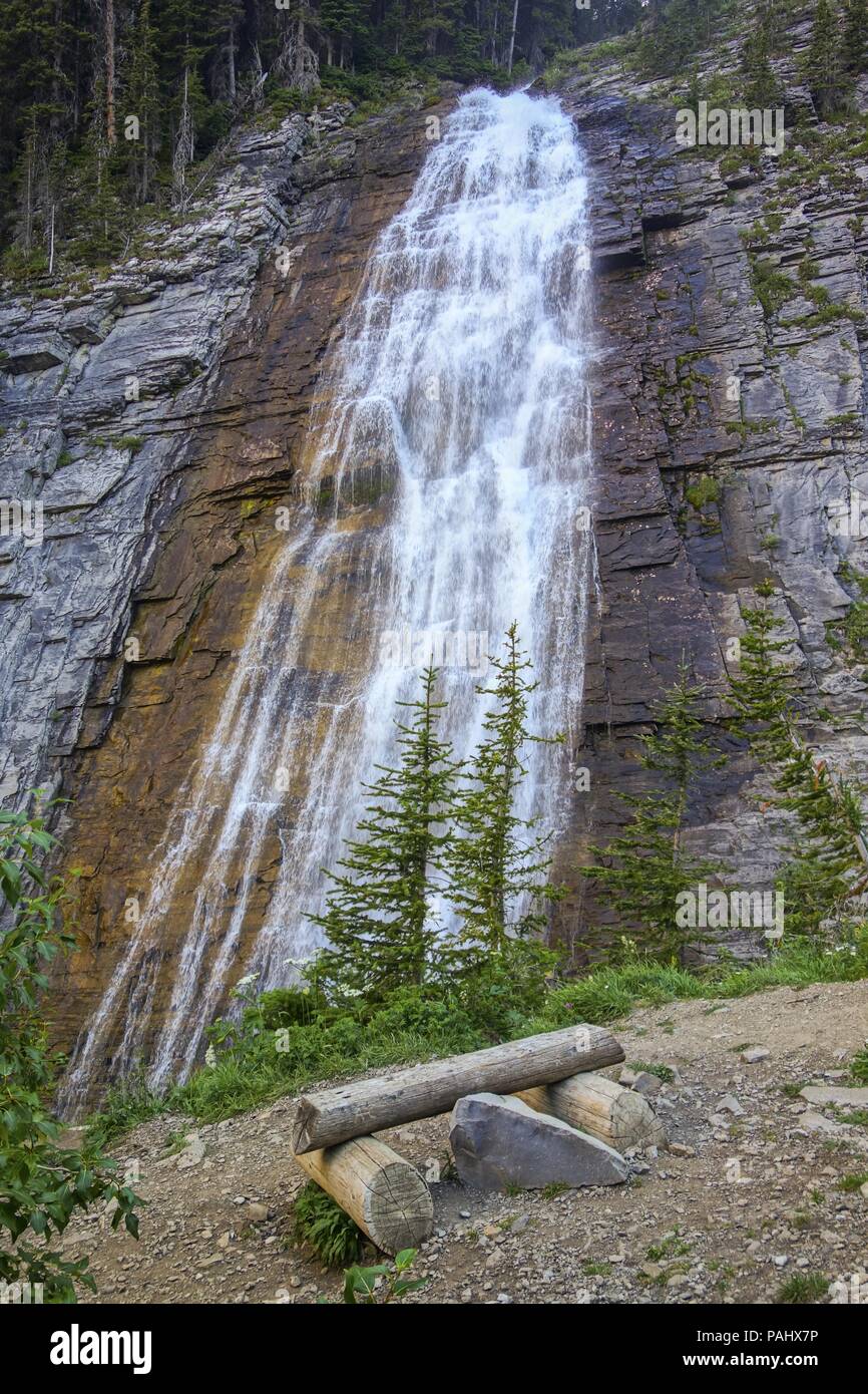 Ribbon Falls Scenic Waterfall e Park Bench Vertical Landscape. Kananaskis Country Alberta Foothills Canadian Rocky Mountains Foto Stock