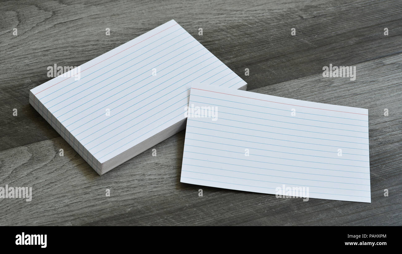 Vuoto Indice Flash nota carte sul grigio scuro dello sfondo di legno Foto Stock