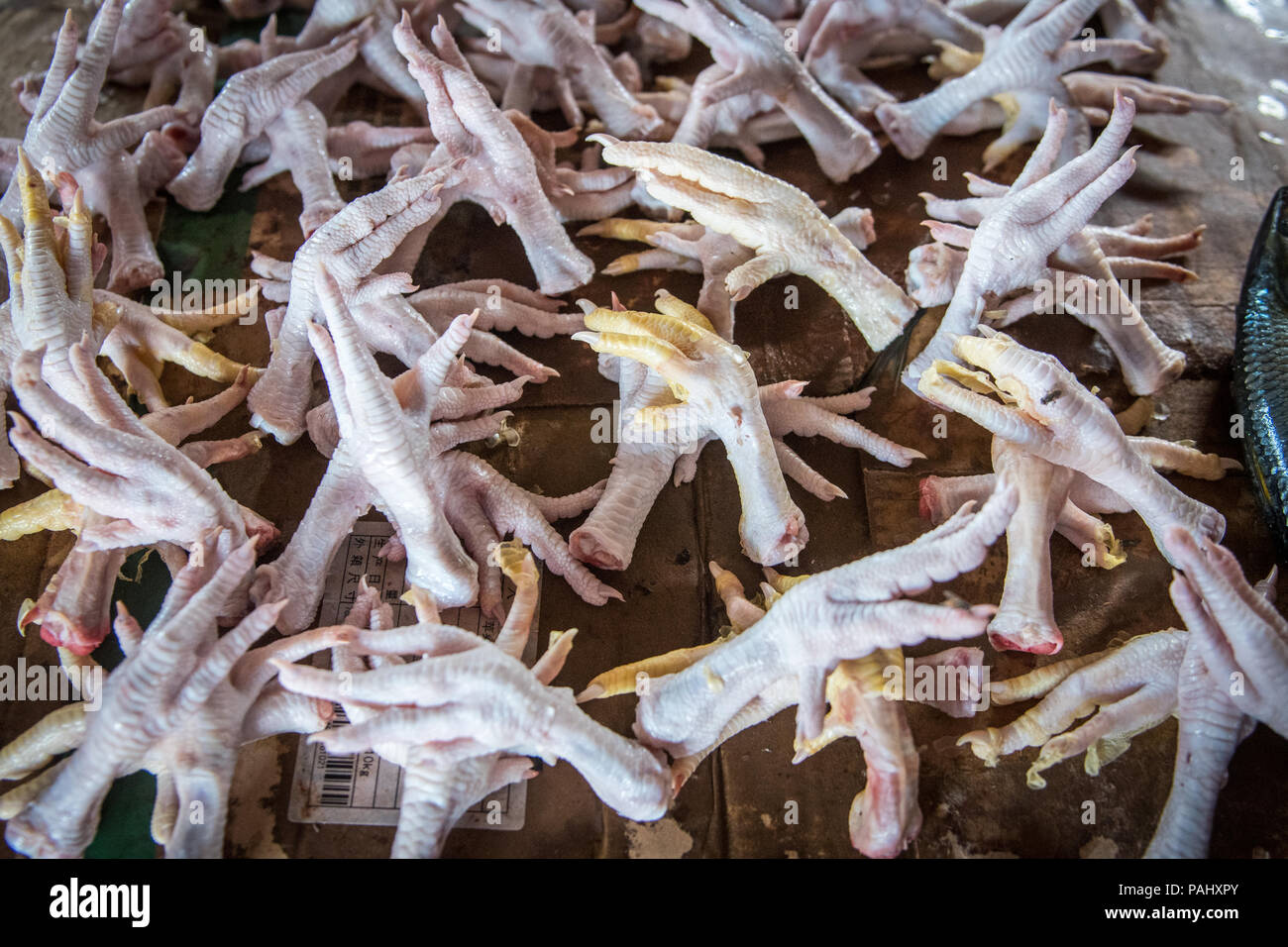 Telaio completo di pollo crudo piedi Ganta, Liberia Foto Stock