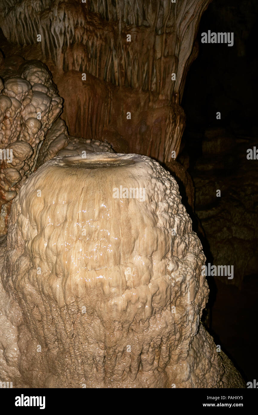 Stalagmite geologia formazione formato fungo cavern gocciolamento di acqua Foto Stock