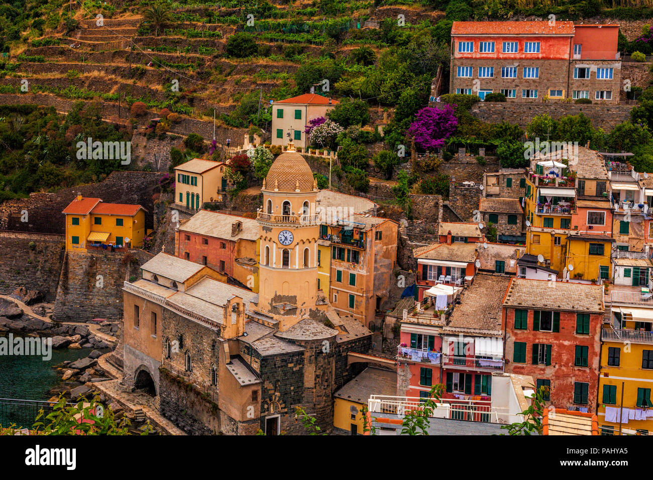 Guardando fuori verso Vernazza, uno dei paesi delle Cinque Terre lungo la costa italiana Foto Stock