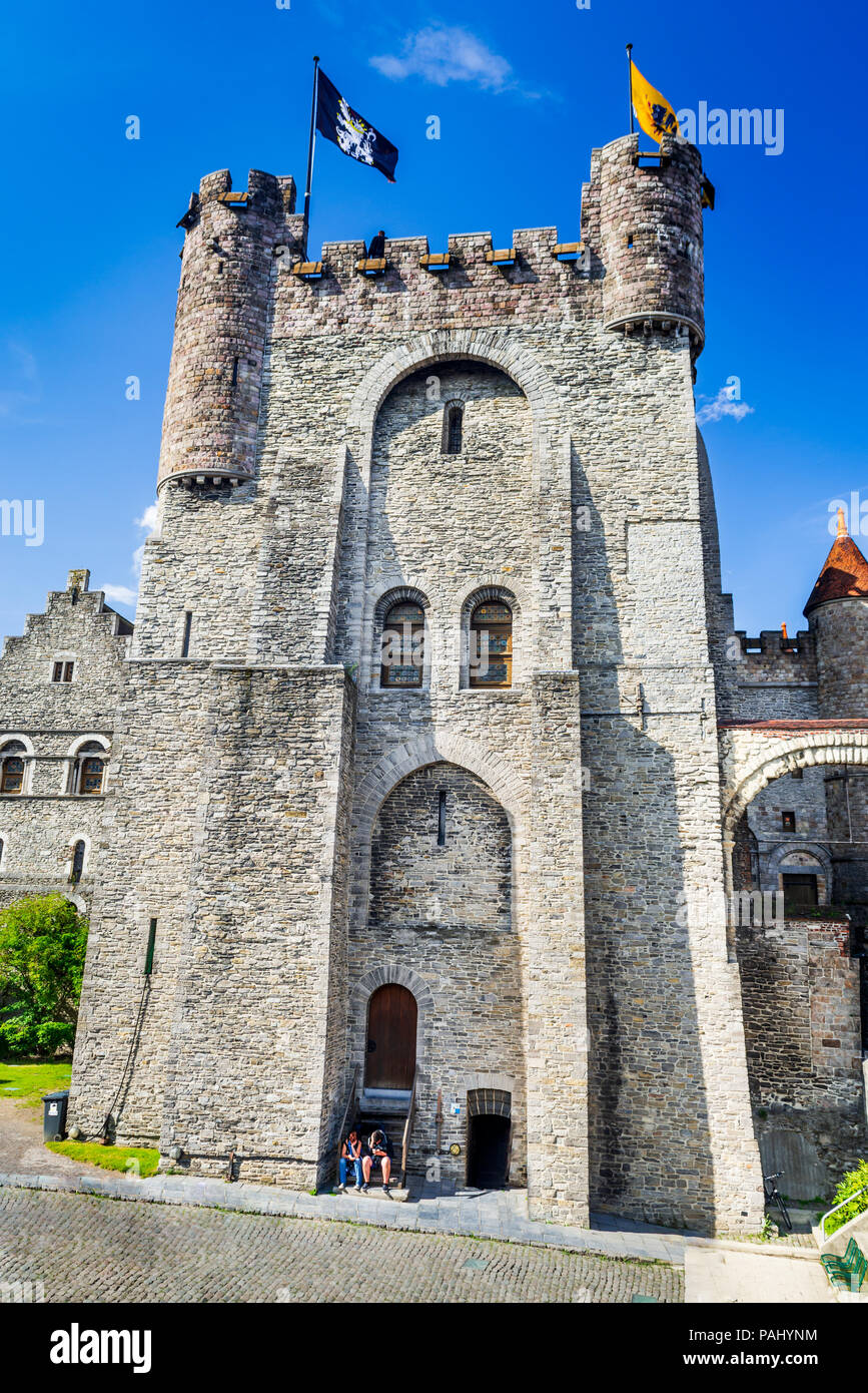 Gent, Belgio. Porta fortificata del castello di GRAVENSTEEN a Gand costruito nel 1180 Annuncio sul fiume lieve, Fiandre landmark. Foto Stock