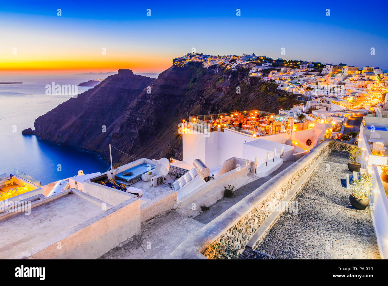 Santorini, Grecia. Firostefani crepuscolo, antico borgo a Thira island, Cicladi al Mare Egeo. Foto Stock