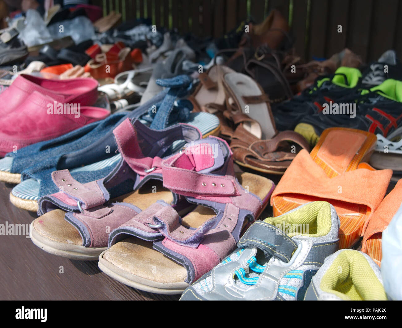 Varie calzature, nuovi e di seconda mano per la vendita, outdoor closeup Foto Stock