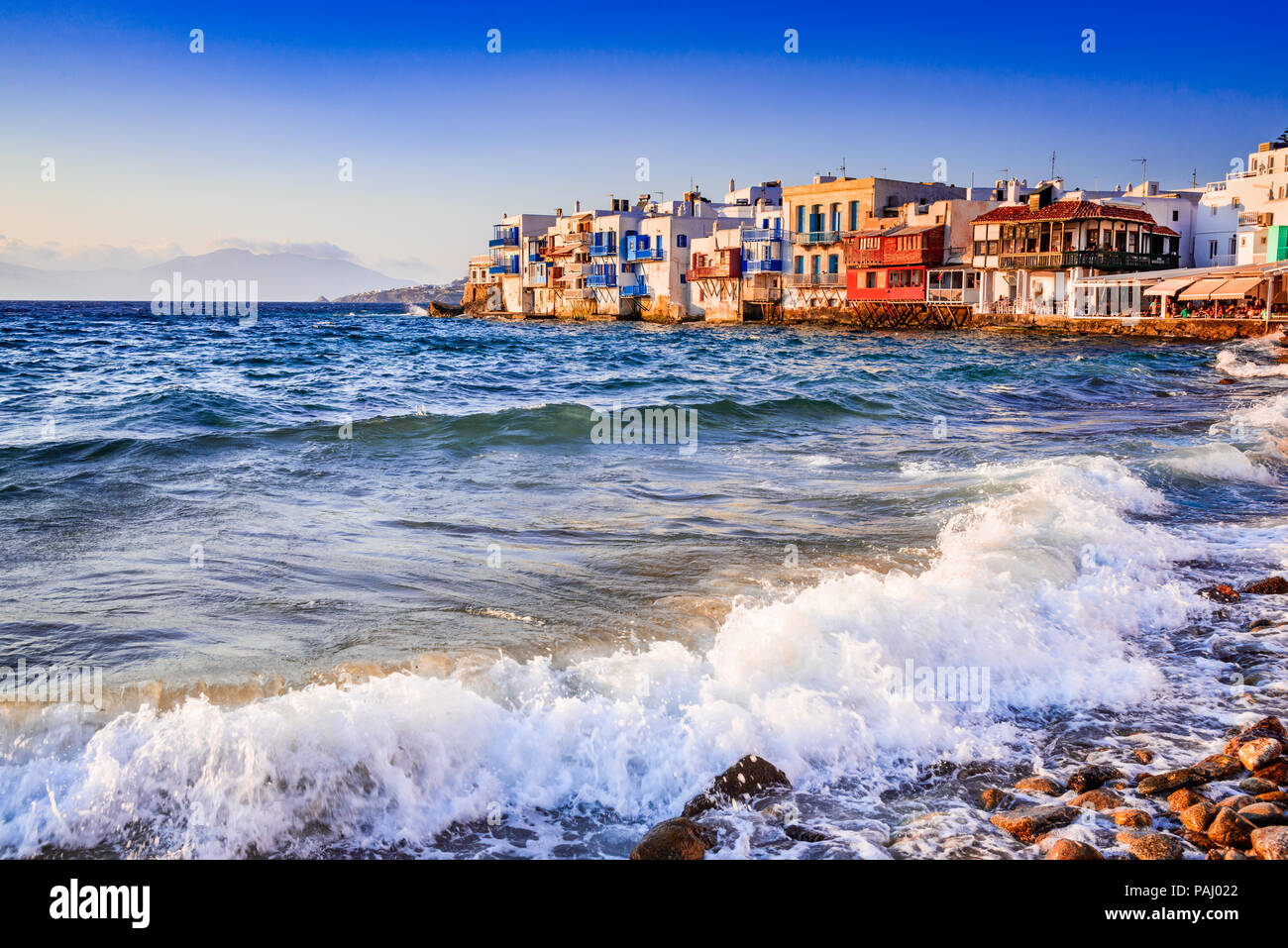Mykonos, Grecia. Little Venice waterfront case, considerato uno dei luoghi più romantici sulle isole Cicladi. Foto Stock