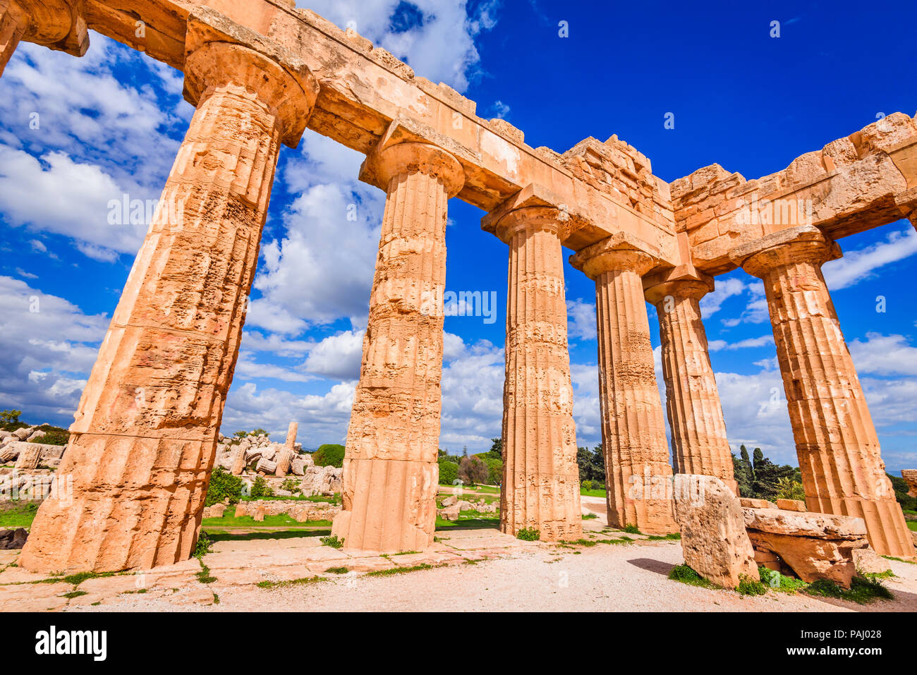 Sicilia, Italia. Selinunte, Greco antico tempio di Hera rovine di stile dorico architettura. Foto Stock
