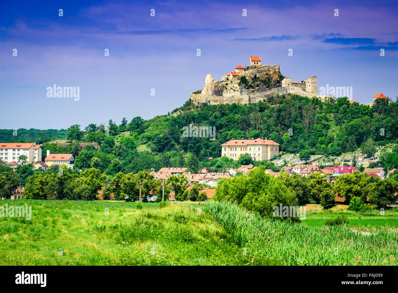 Rupea, rovine della fortezza medievale dalla Transilvania nella contea di Brasov, Romania. Foto Stock