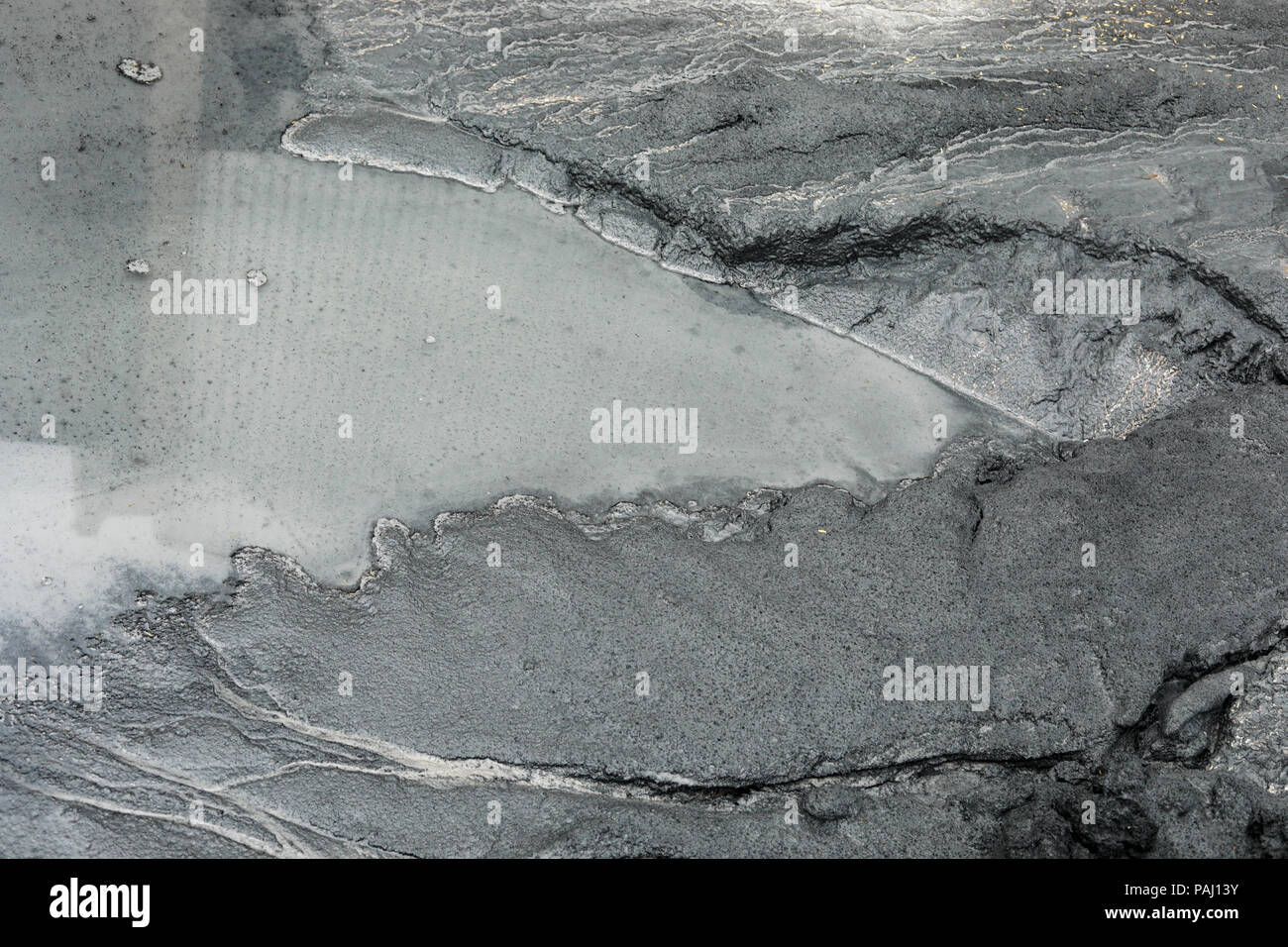 Fly ash modello durante la pioggia e il flusso di acqua Foto Stock