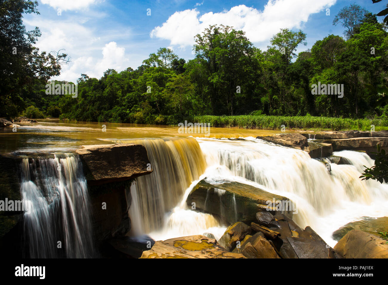 Acqua che scorre sulla pietra nel fiume naturale,slow shutter che mostra il movimento dell'acqua. Foto Stock