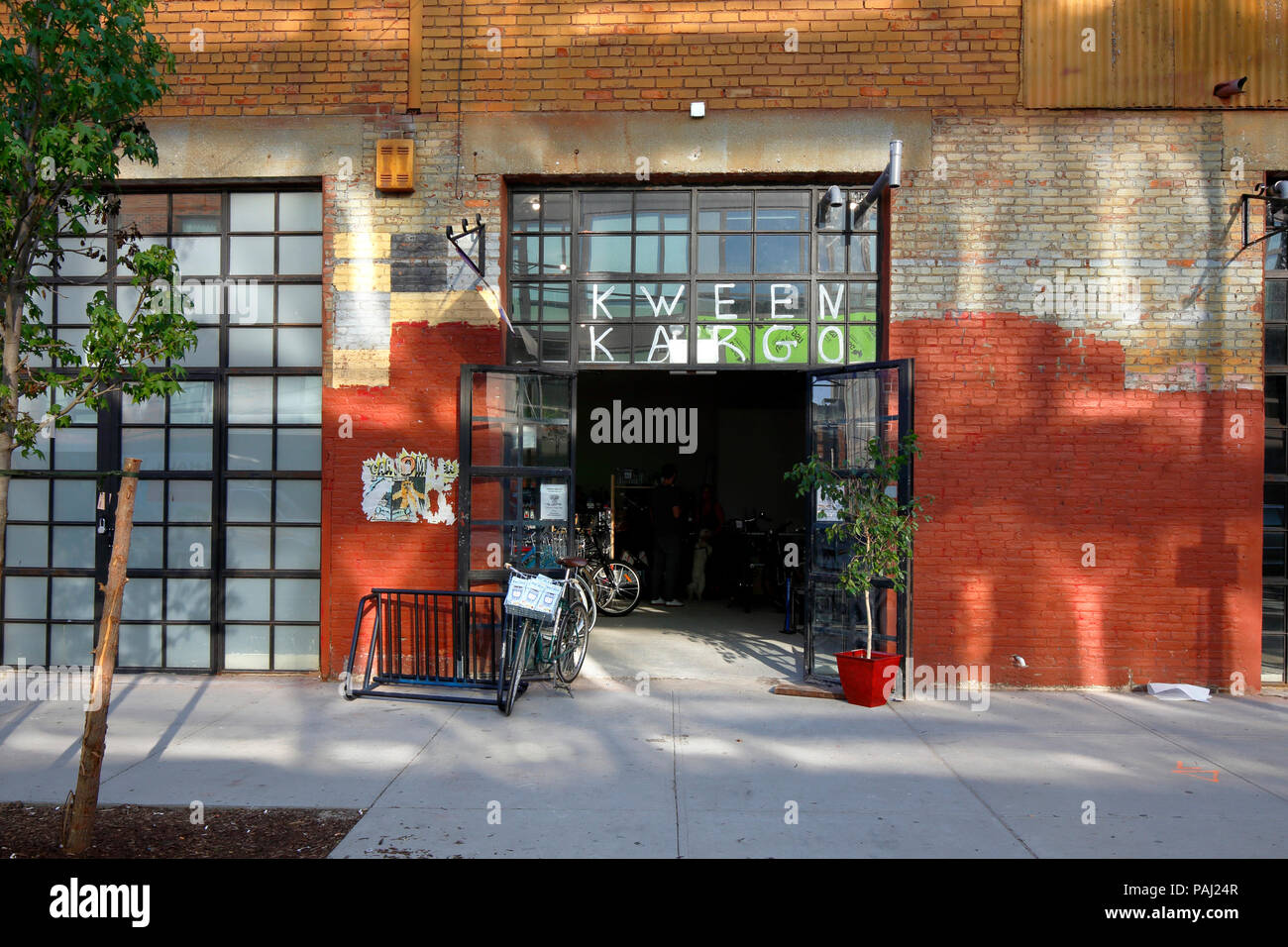Kween Kargo, 79A West St, Brooklyn, New York. esterno alla vetrina di un negozio di biciclette in greenpoint. Foto Stock
