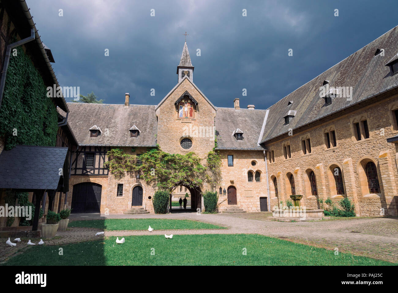 Morlon, Belgio - Maggio 2018: ingresso della famosa Abbazia di Orval in belga. L'abbazia è famosa per la sua birra Trappista. Foto Stock