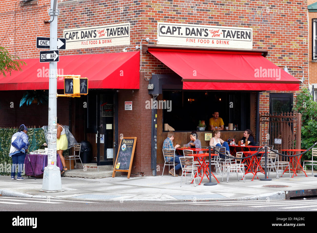 Capt Dan è una buona volta taverna, 497 Greene Ave, Brooklyn, New York. esterno di un ristorante e cafè sul marciapiede in bed stuy Foto Stock