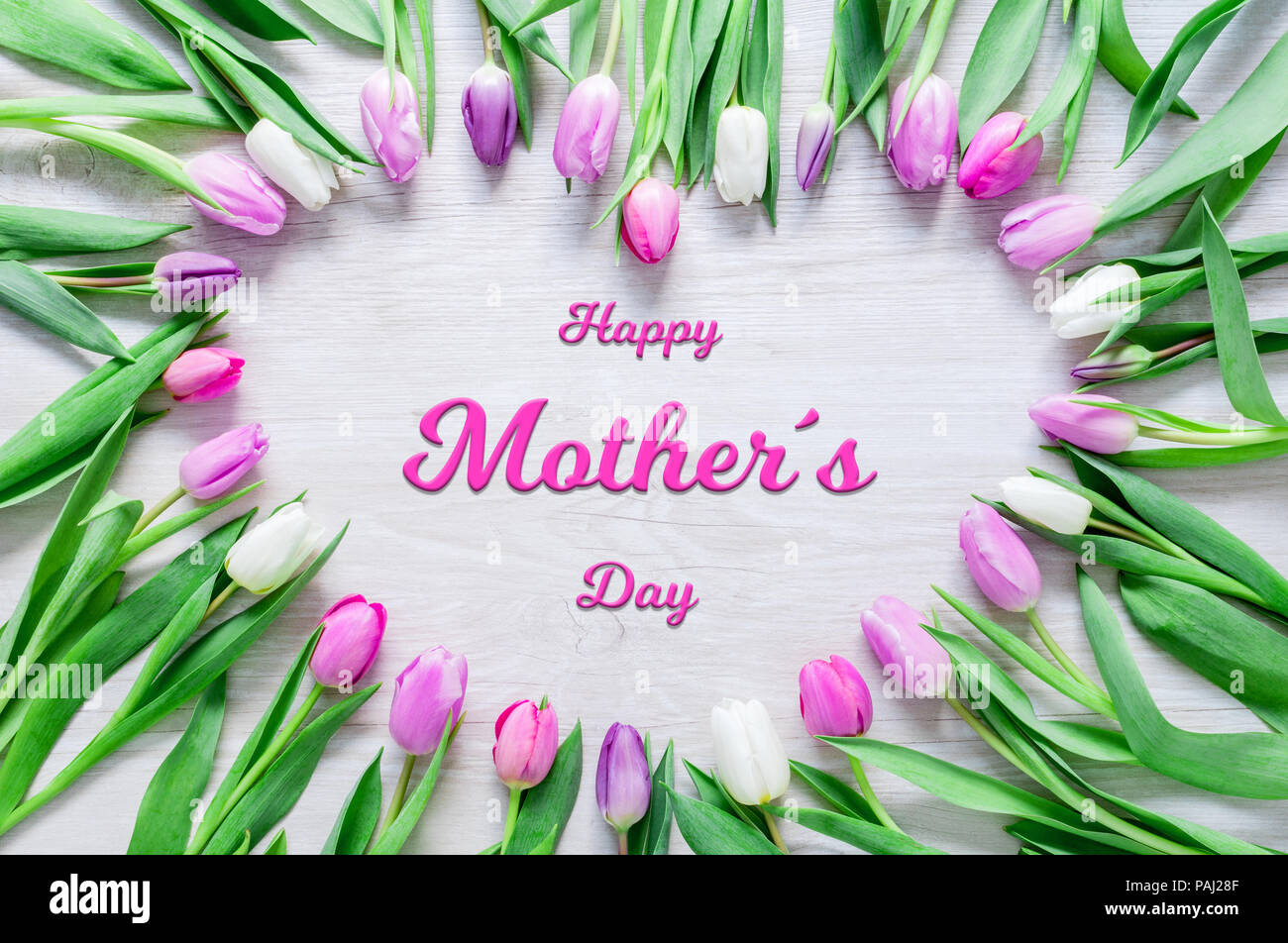 Cuore dal rosa tulipani fiori sul tavolo rustico per la Festa della Mamma - Migliore Mamma mai Foto Stock